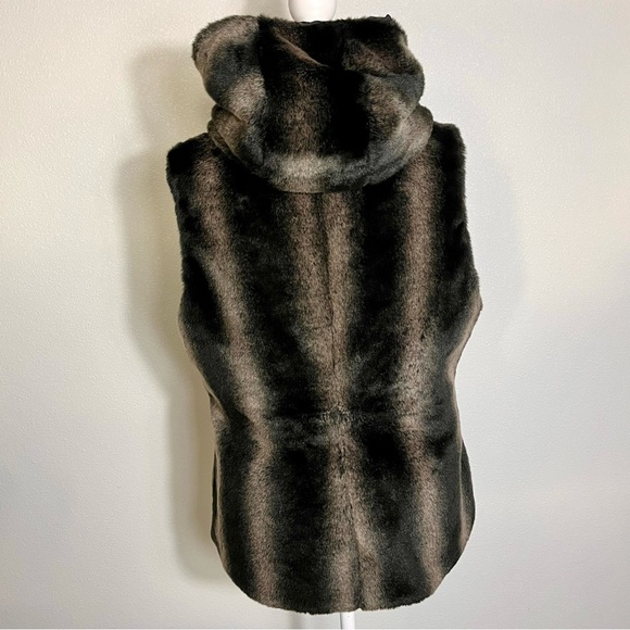 Kristen Blake Reversible Faux Fur Hooded Vest
Brown Black M Plush Warmth Cozy - Picture 3 of 12
